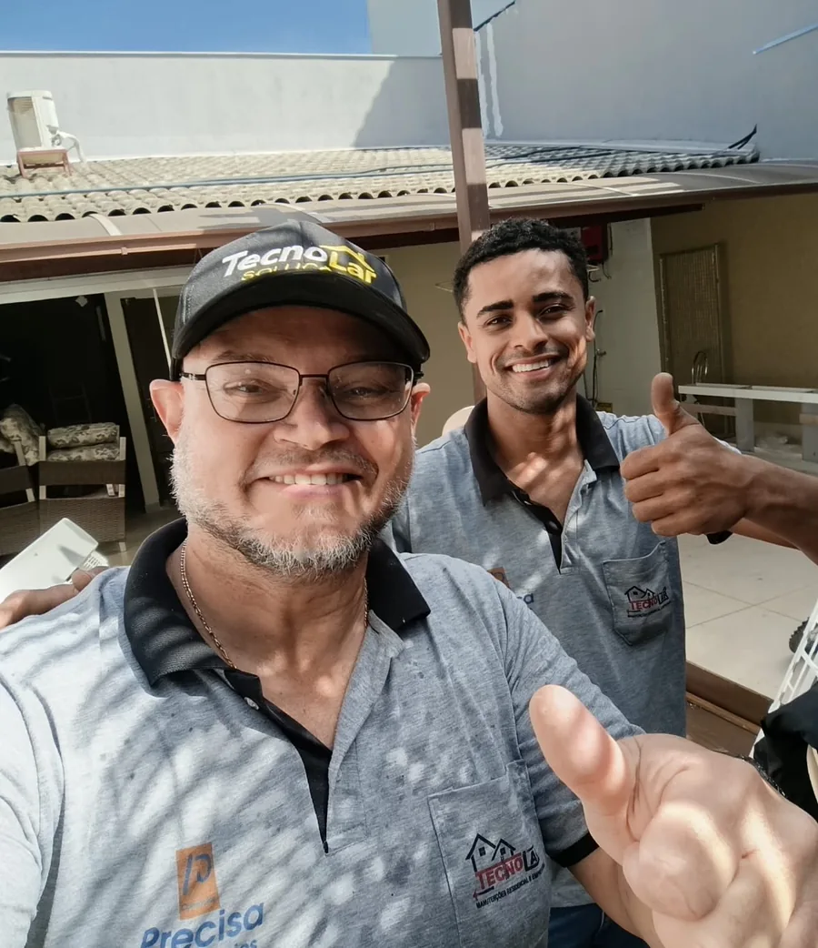 Sérgio Couto e Paulo, técnicos da TecnoLar Soluções, após instalação de ar-condicionado em Patos de Minas MG