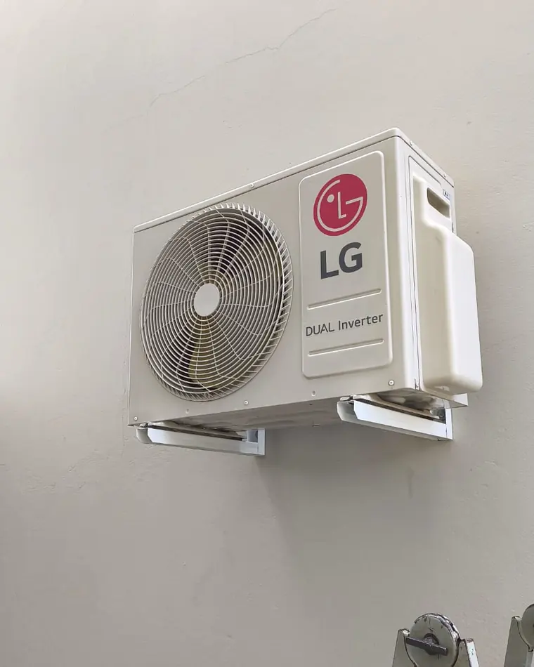 Condensadora de ar-condicionado split instalada em parede externa de residência — instalação de split em Patos de Minas MG